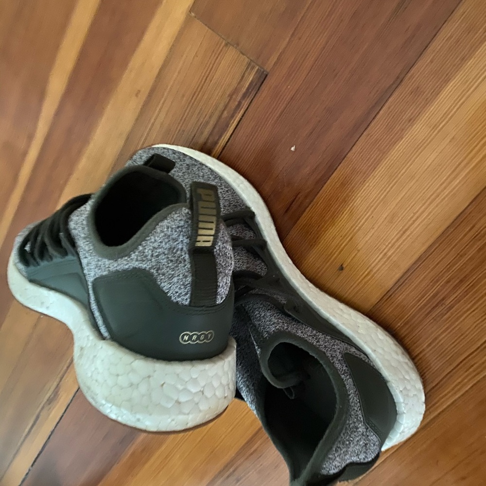 Women’s puma sneakers size 10